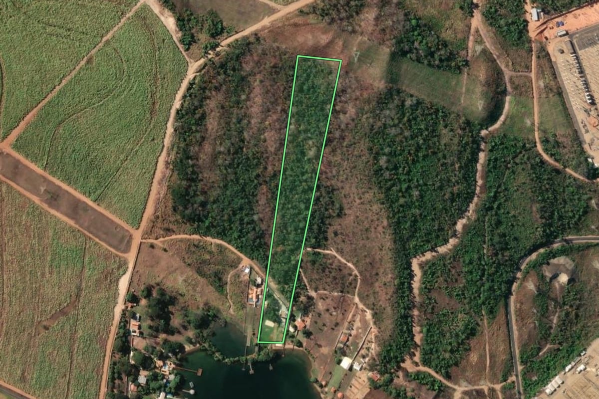 Imagem de satélite do imóvel rural em Rifaina (SP), com o contorno declarado no CAR desenhado por cima.