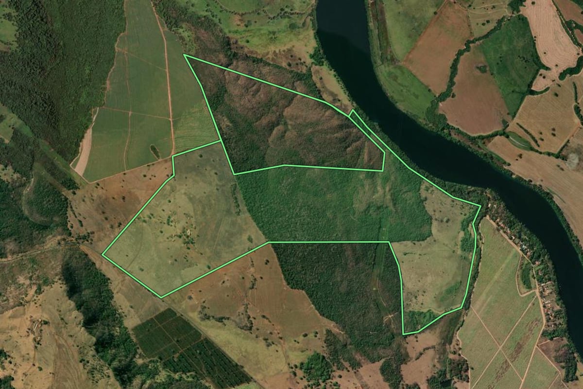 Imagem de satélite do imóvel rural em Rifaina (SP), com o contorno declarado no CAR desenhado por cima.