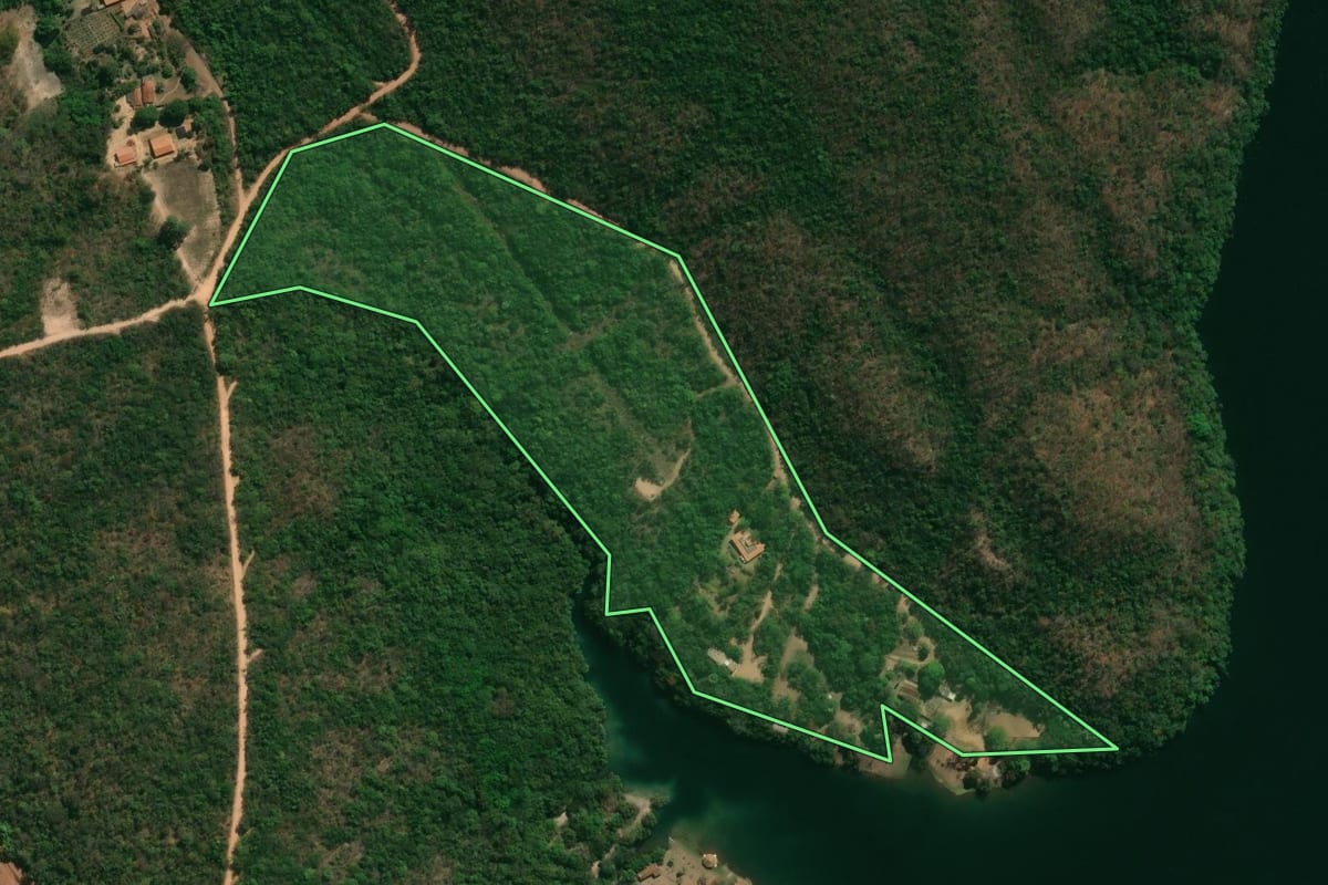Imagem de satélite do imóvel rural em Rifaina (SP), com o contorno declarado no CAR desenhado por cima.