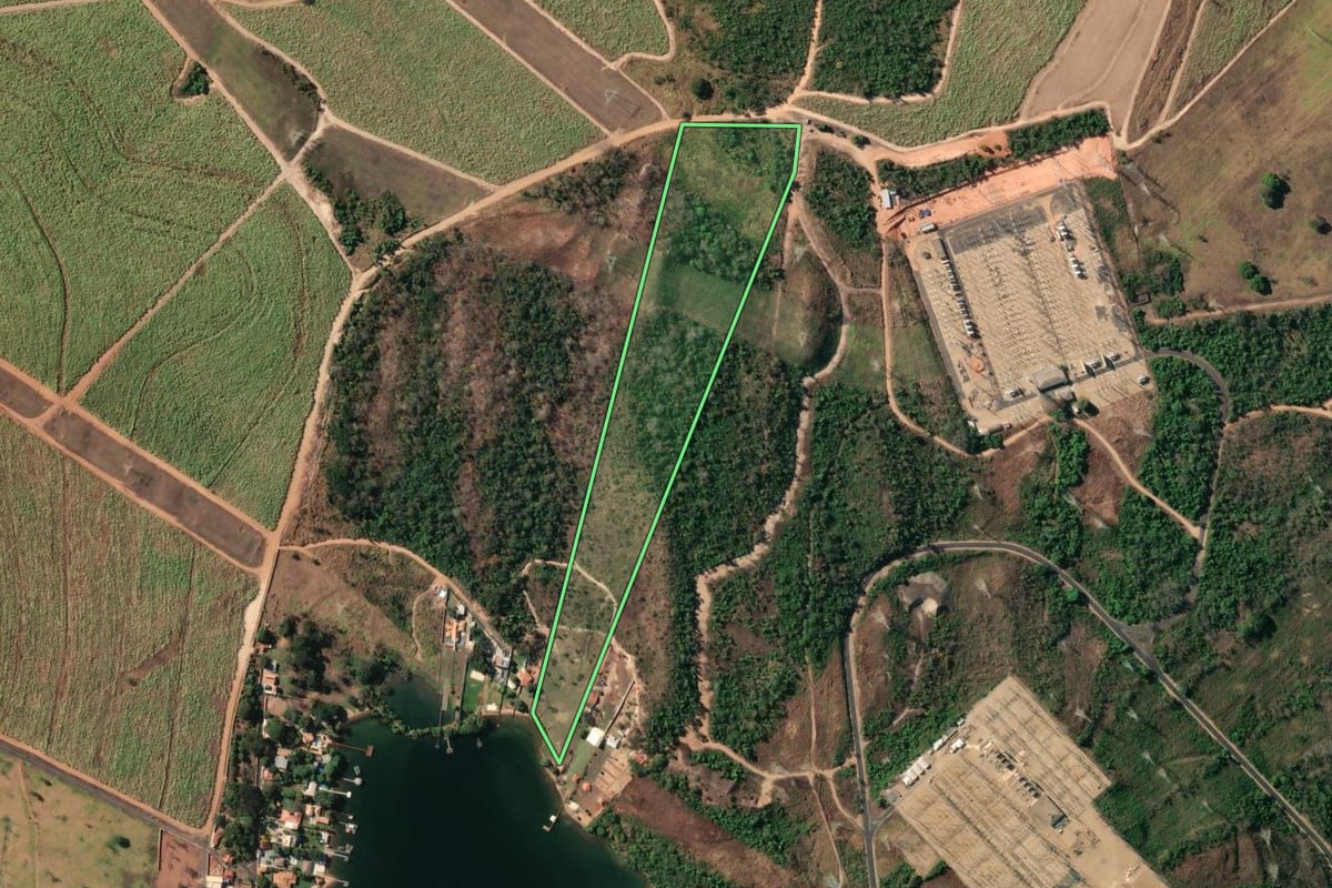 Imagem de satélite do imóvel rural em Rifaina (SP), com o contorno declarado no CAR desenhado por cima.