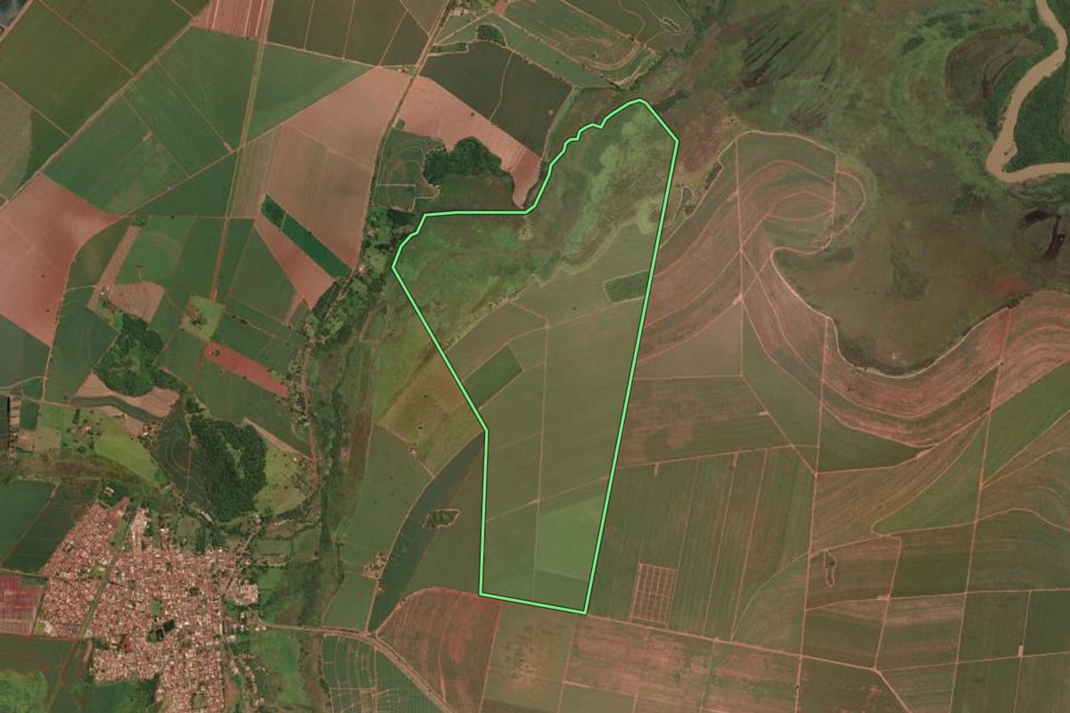 Imagem de satélite do imóvel rural em Rincão (SP), com o contorno declarado no CAR desenhado por cima.