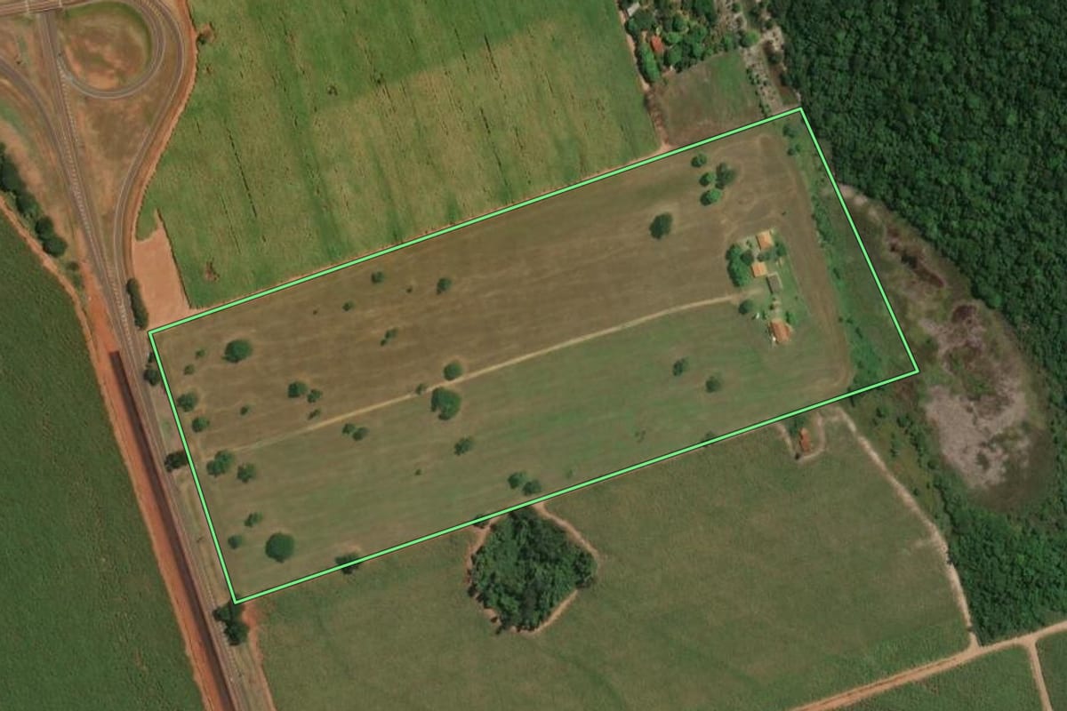 Imagem de satélite do imóvel rural em Rincão (SP), com o contorno declarado no CAR desenhado por cima.