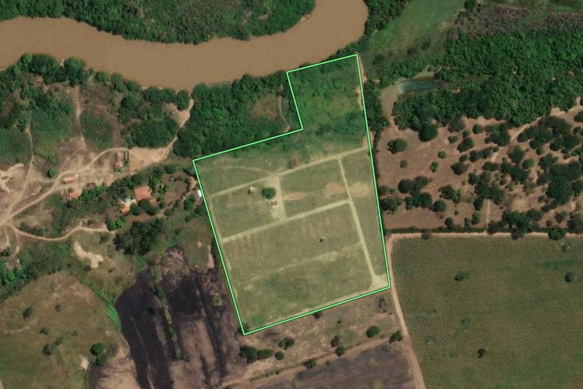 Imagem de satélite do imóvel rural em Rincão (SP), com o contorno declarado no CAR desenhado por cima.