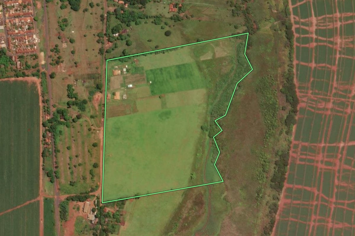 Imagem de satélite do imóvel rural em Rincão (SP), com o contorno declarado no CAR desenhado por cima.