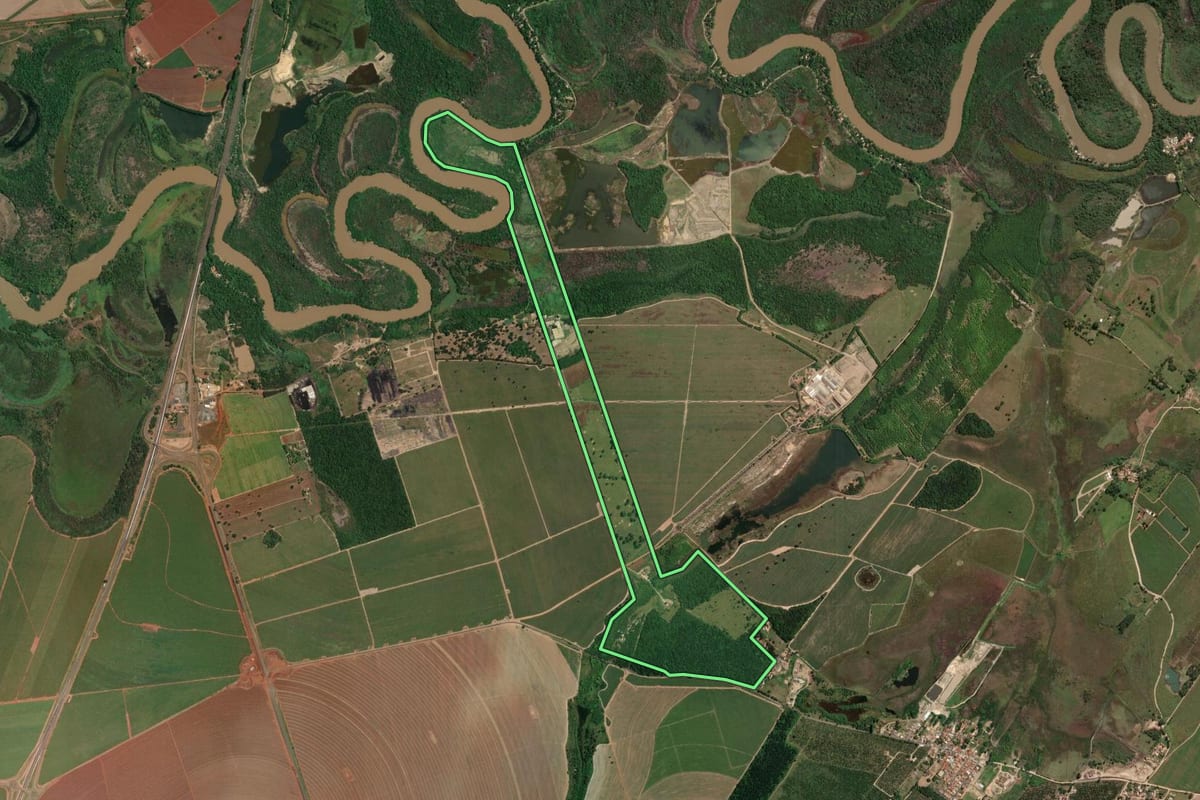 Imagem de satélite do imóvel rural em Rincão (SP), com o contorno declarado no CAR desenhado por cima.