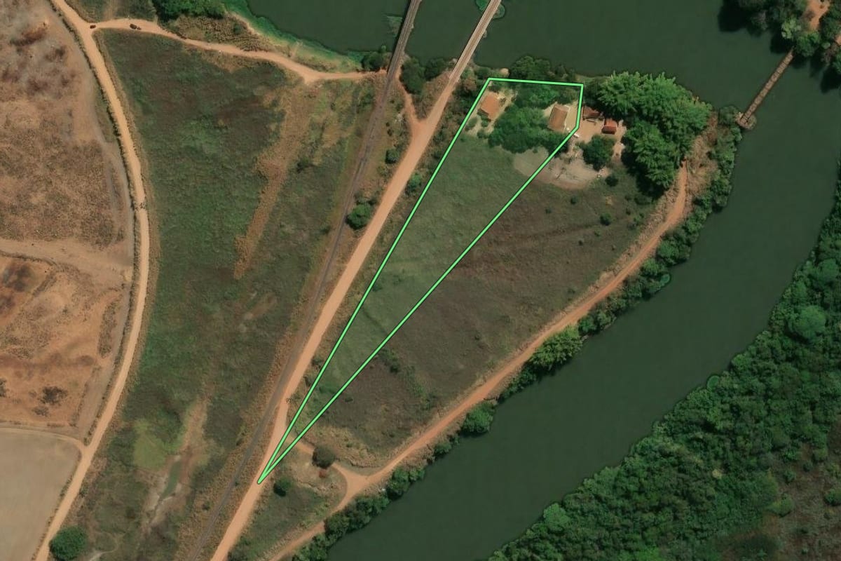 Imagem de satélite do imóvel rural em Rincão (SP), com o contorno declarado no CAR desenhado por cima.