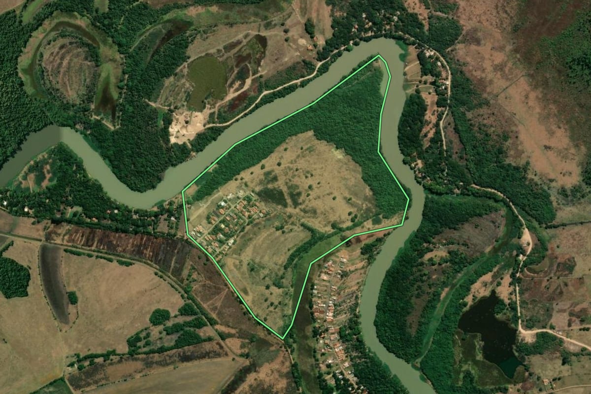 Imagem de satélite do imóvel rural em Rincão (SP), com o contorno declarado no CAR desenhado por cima.