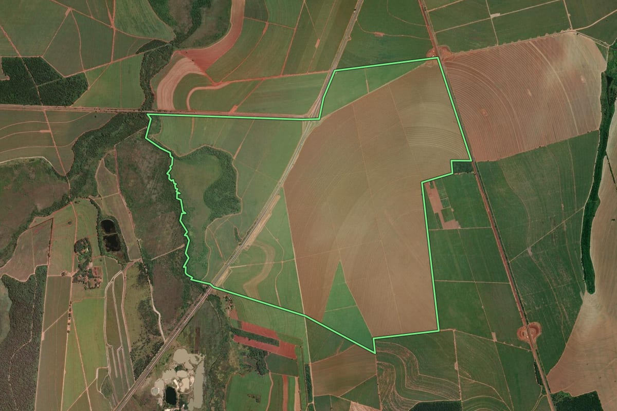 Imagem de satélite do imóvel rural em Rincão (SP), com o contorno declarado no CAR desenhado por cima.
