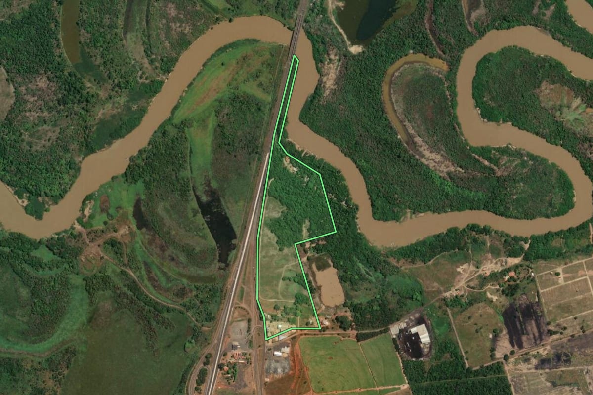 Imagem de satélite do imóvel rural em Rincão (SP), com o contorno declarado no CAR desenhado por cima.