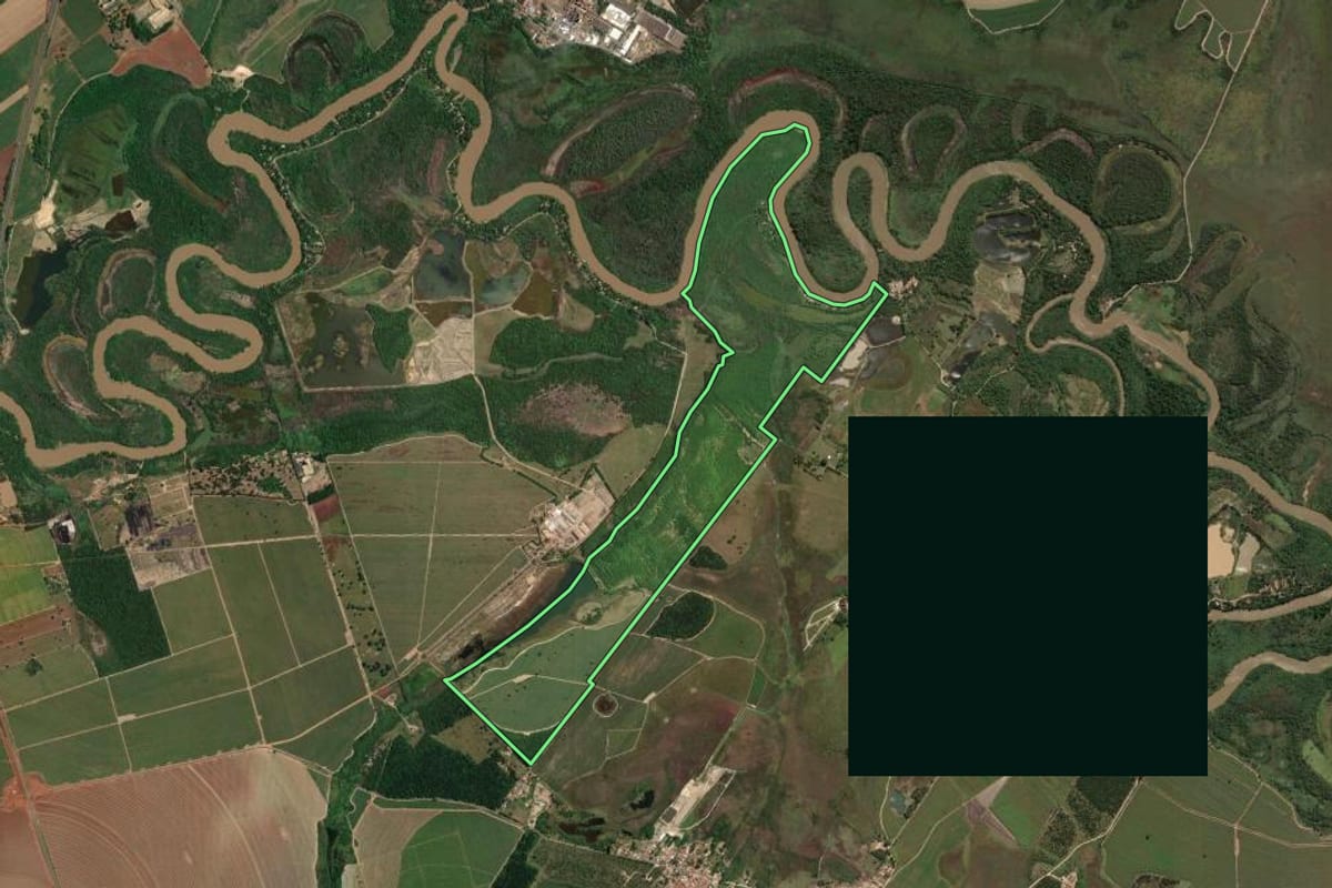 Imagem de satélite do imóvel rural em Rincão (SP), com o contorno declarado no CAR desenhado por cima.