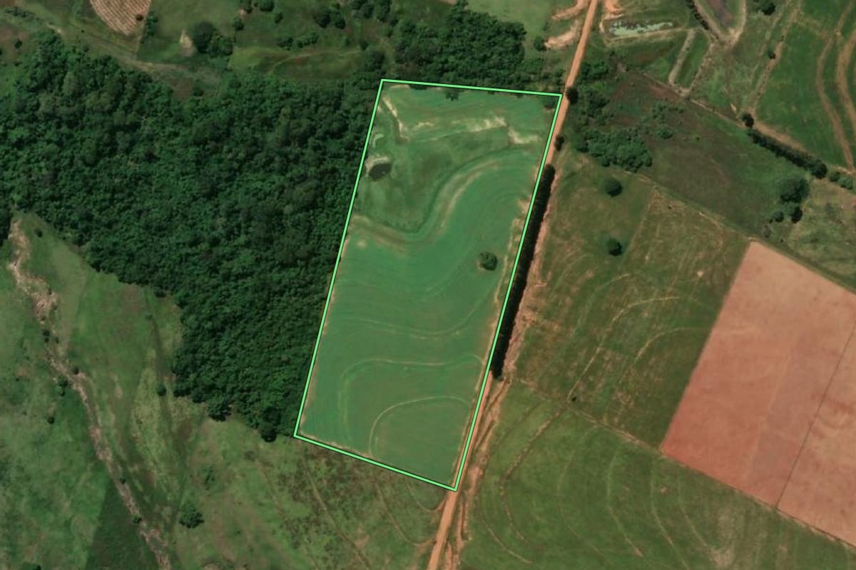 Imagem de satélite do imóvel rural em Rinópolis (SP), com o contorno declarado no CAR desenhado por cima.