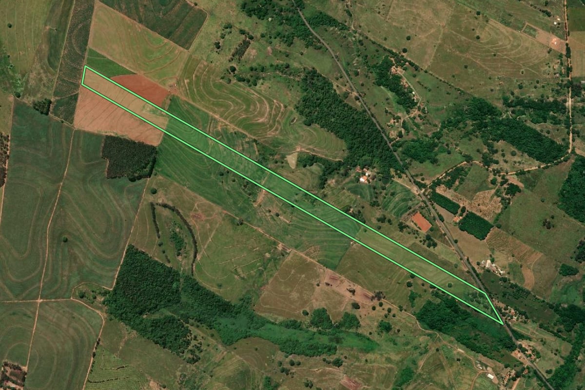 Imagem de satélite do imóvel rural em Rinópolis (SP), com o contorno declarado no CAR desenhado por cima.