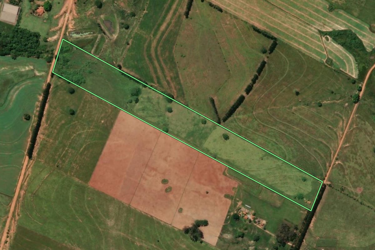 Imagem de satélite do imóvel rural em Rinópolis (SP), com o contorno declarado no CAR desenhado por cima.