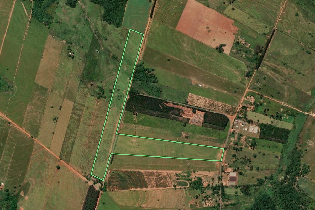 Imagem de satélite do imóvel rural em Rinópolis (SP), com o contorno declarado no CAR desenhado por cima.