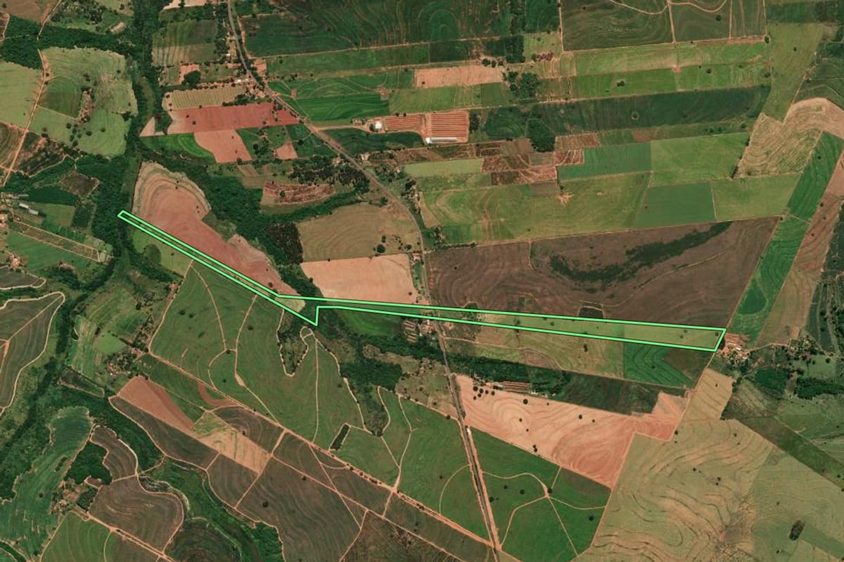 Imagem de satélite do imóvel rural em Rinópolis (SP), com o contorno declarado no CAR desenhado por cima.