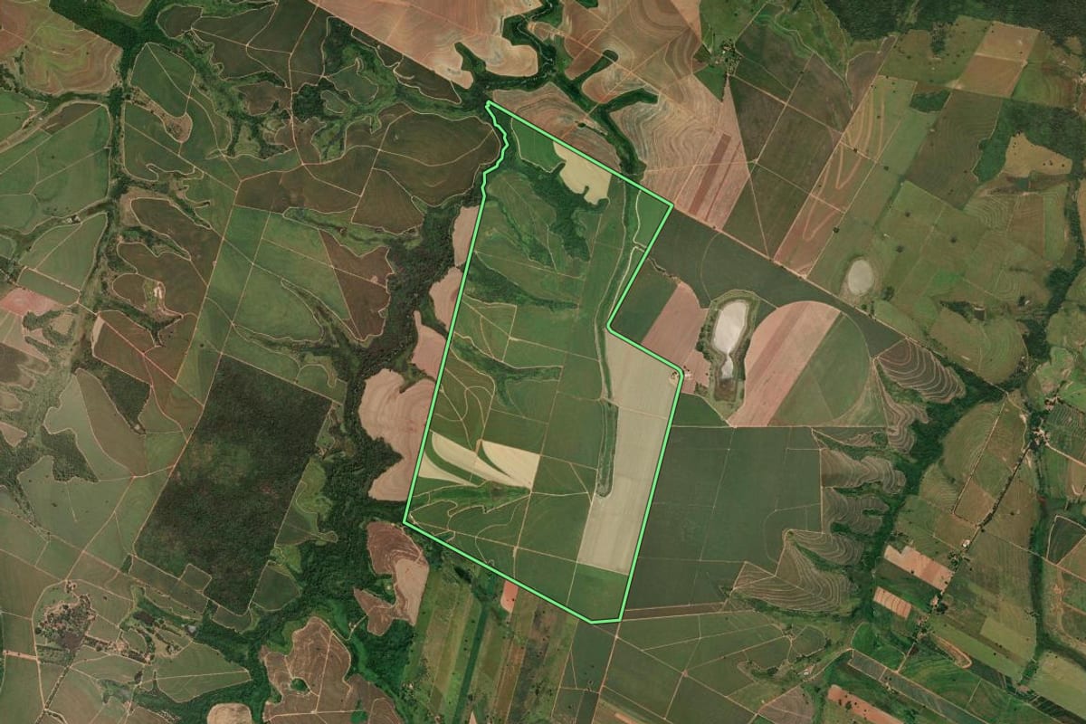Imagem de satélite do imóvel rural em Rinópolis (SP), com o contorno declarado no CAR desenhado por cima.