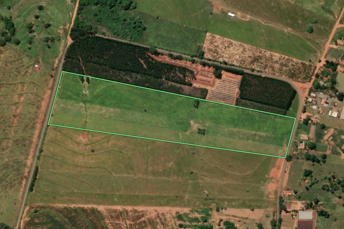 Imagem de satélite do imóvel rural em Rinópolis (SP), com o contorno declarado no CAR desenhado por cima.