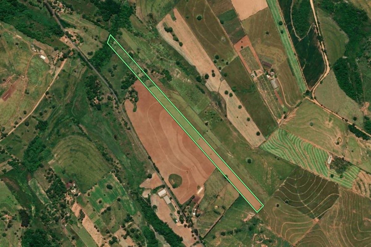 Imagem de satélite do imóvel rural em Rinópolis (SP), com o contorno declarado no CAR desenhado por cima.