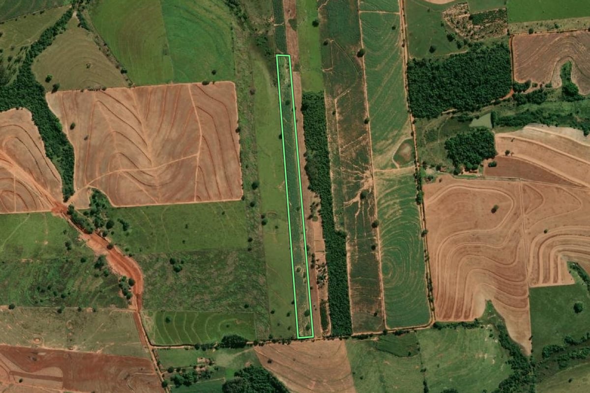 Imagem de satélite do imóvel rural em Rinópolis (SP), com o contorno declarado no CAR desenhado por cima.