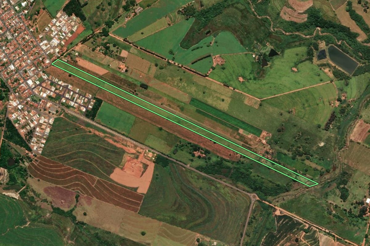 Imagem de satélite do imóvel rural em Rinópolis (SP), com o contorno declarado no CAR desenhado por cima.