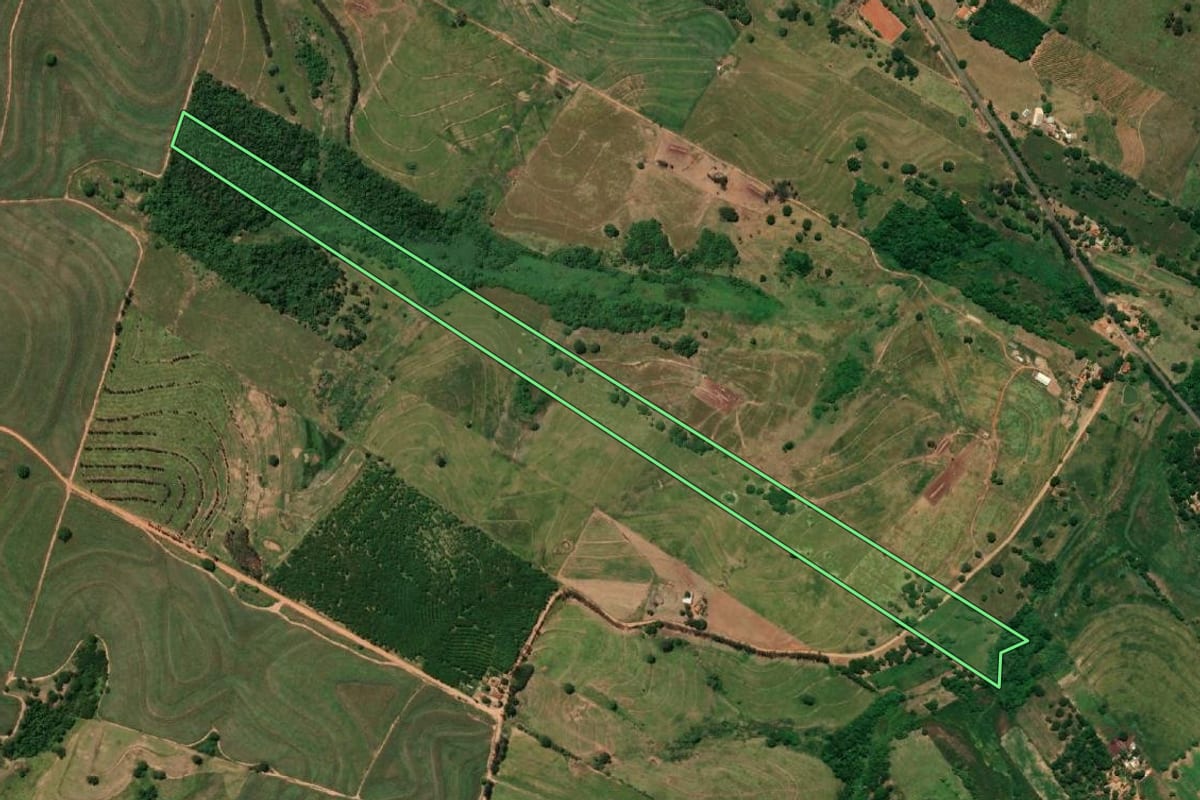 Imagem de satélite do imóvel rural em Rinópolis (SP), com o contorno declarado no CAR desenhado por cima.
