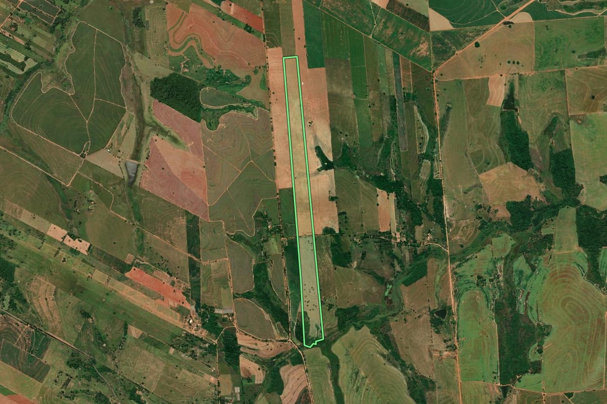 Imagem de satélite do imóvel rural em Rinópolis (SP), com o contorno declarado no CAR desenhado por cima.