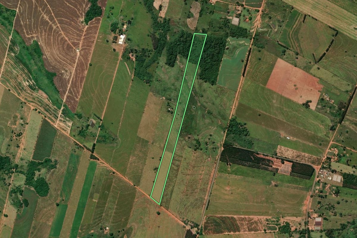 Imagem de satélite do imóvel rural em Rinópolis (SP), com o contorno declarado no CAR desenhado por cima.