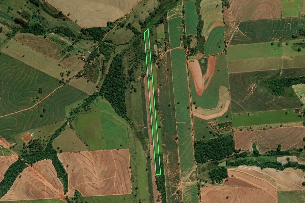 Imagem de satélite do imóvel rural em Rinópolis (SP), com o contorno declarado no CAR desenhado por cima.