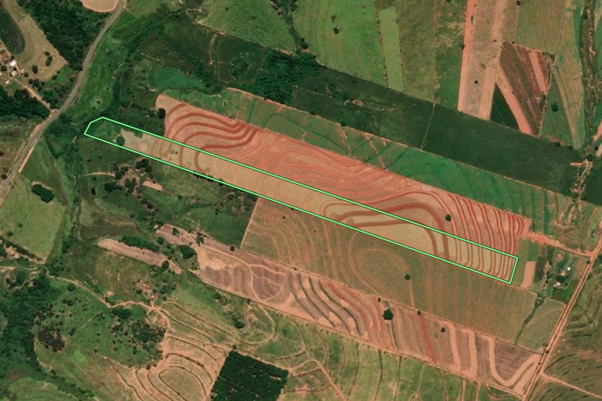 Imagem de satélite do imóvel rural em Rinópolis (SP), com o contorno declarado no CAR desenhado por cima.