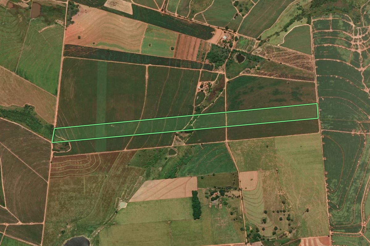 Imagem de satélite do imóvel rural em Rinópolis (SP), com o contorno declarado no CAR desenhado por cima.