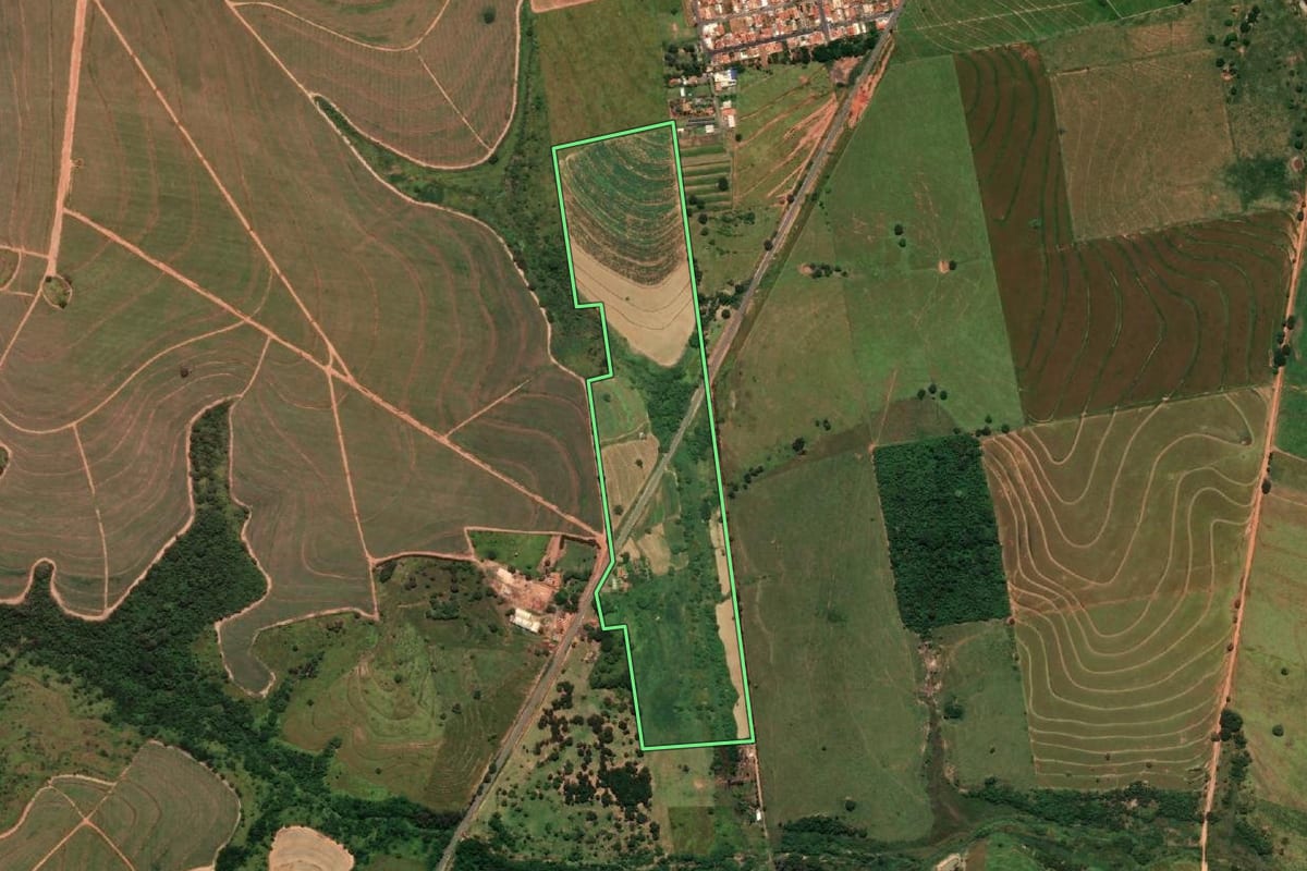 Imagem de satélite do imóvel rural em Rinópolis (SP), com o contorno declarado no CAR desenhado por cima.