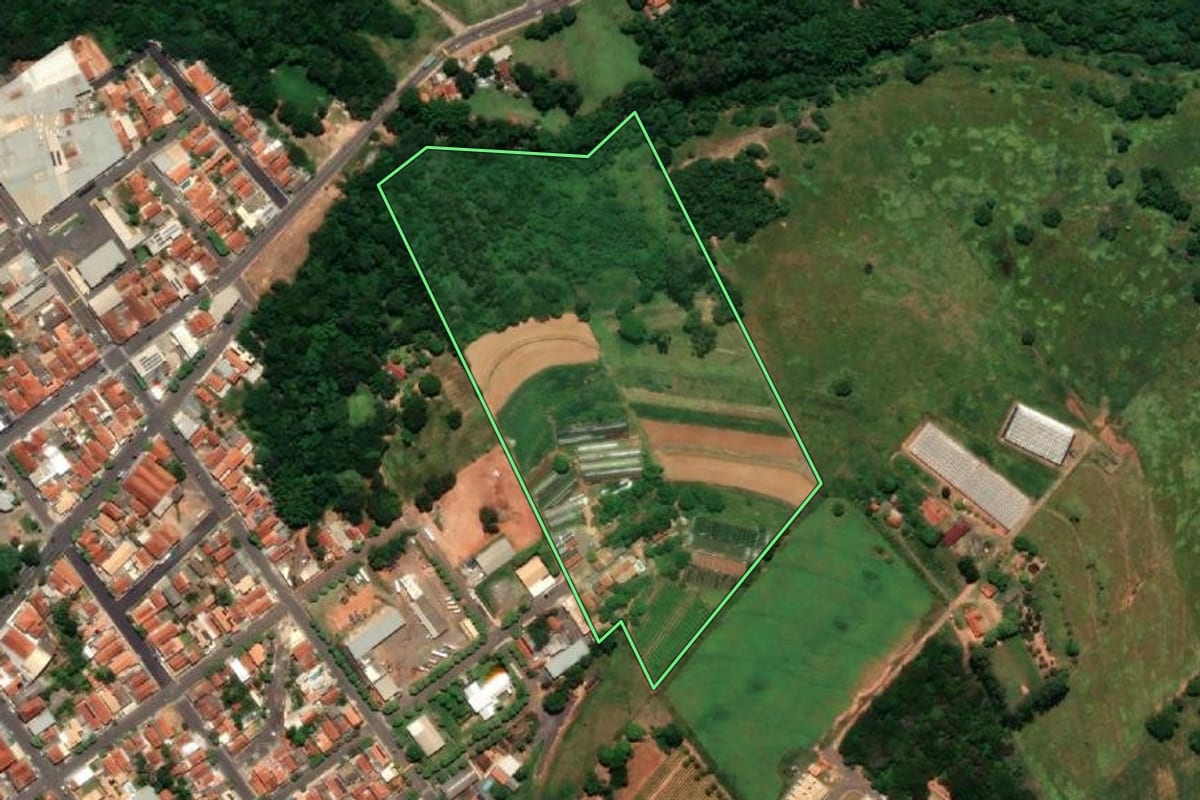 Imagem de satélite do imóvel rural em Rinópolis (SP), com o contorno declarado no CAR desenhado por cima.