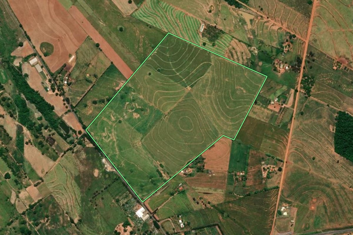 Imagem de satélite do imóvel rural em Rinópolis (SP), com o contorno declarado no CAR desenhado por cima.
