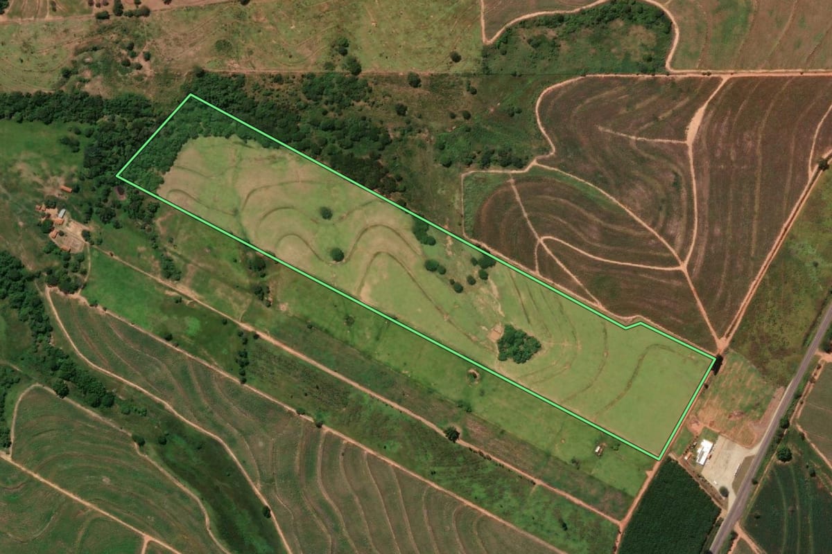 Imagem de satélite do imóvel rural em Rinópolis (SP), com o contorno declarado no CAR desenhado por cima.