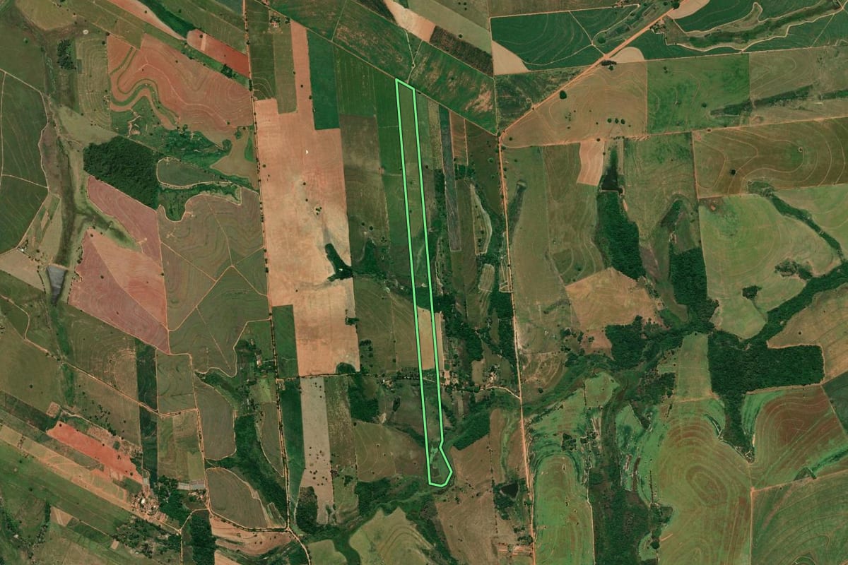 Imagem de satélite do imóvel rural em Rinópolis (SP), com o contorno declarado no CAR desenhado por cima.