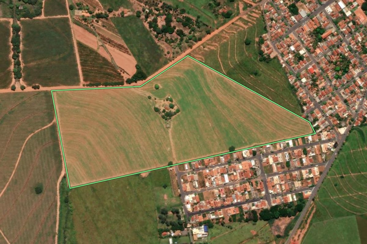 Imagem de satélite do imóvel rural em Rinópolis (SP), com o contorno declarado no CAR desenhado por cima.