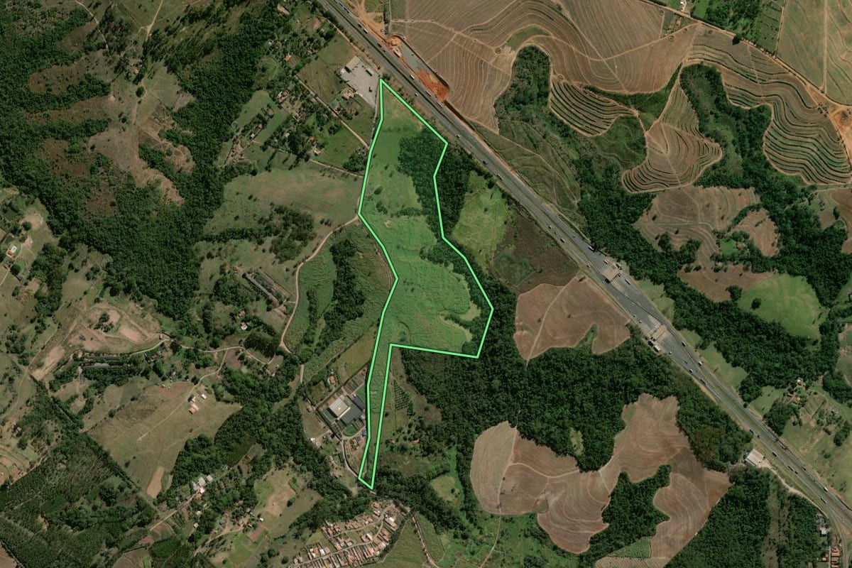 Imagem de satélite do imóvel rural em Rio Claro (SP), com o contorno declarado no CAR desenhado por cima.