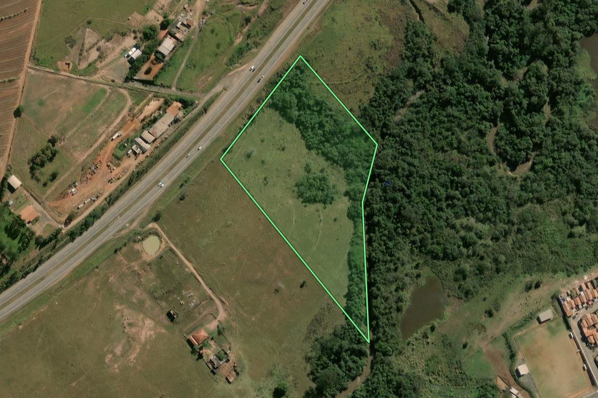Imagem de satélite do imóvel rural em Rio Claro (SP), com o contorno declarado no CAR desenhado por cima.