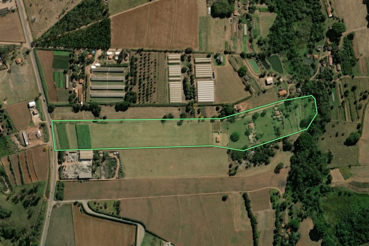Imagem de satélite do imóvel rural em Rio Claro (SP), com o contorno declarado no CAR desenhado por cima.
