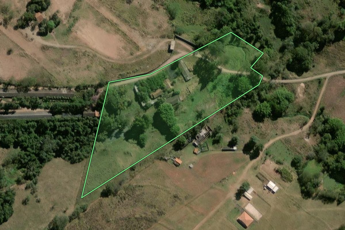 Imagem de satélite do imóvel rural em Rio Claro (SP), com o contorno declarado no CAR desenhado por cima.