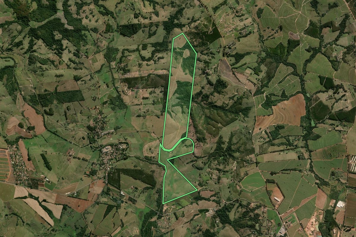Imagem de satélite do imóvel rural em Rio Claro (SP), com o contorno declarado no CAR desenhado por cima.