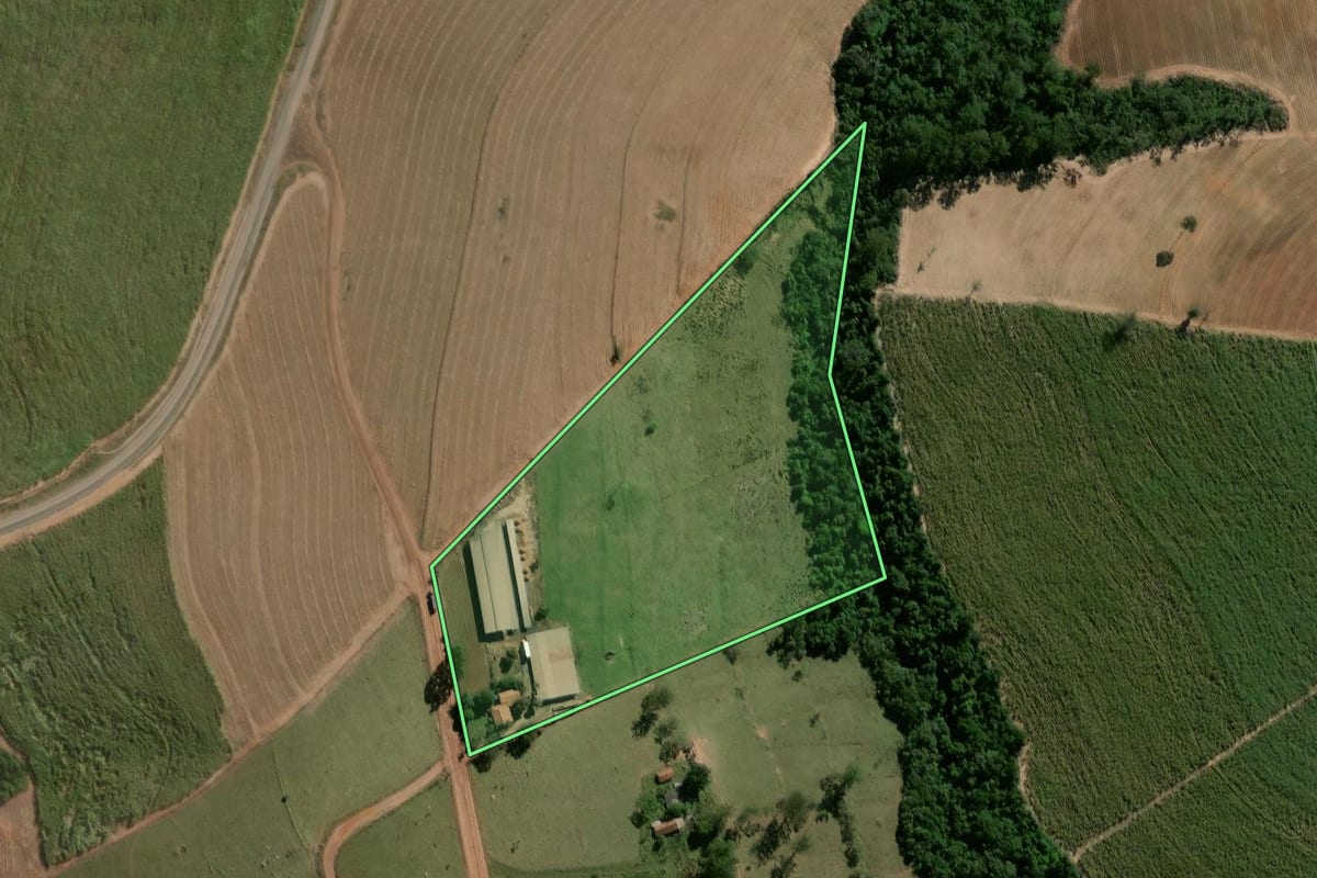 Imagem de satélite do imóvel rural em Rio Claro (SP), com o contorno declarado no CAR desenhado por cima.