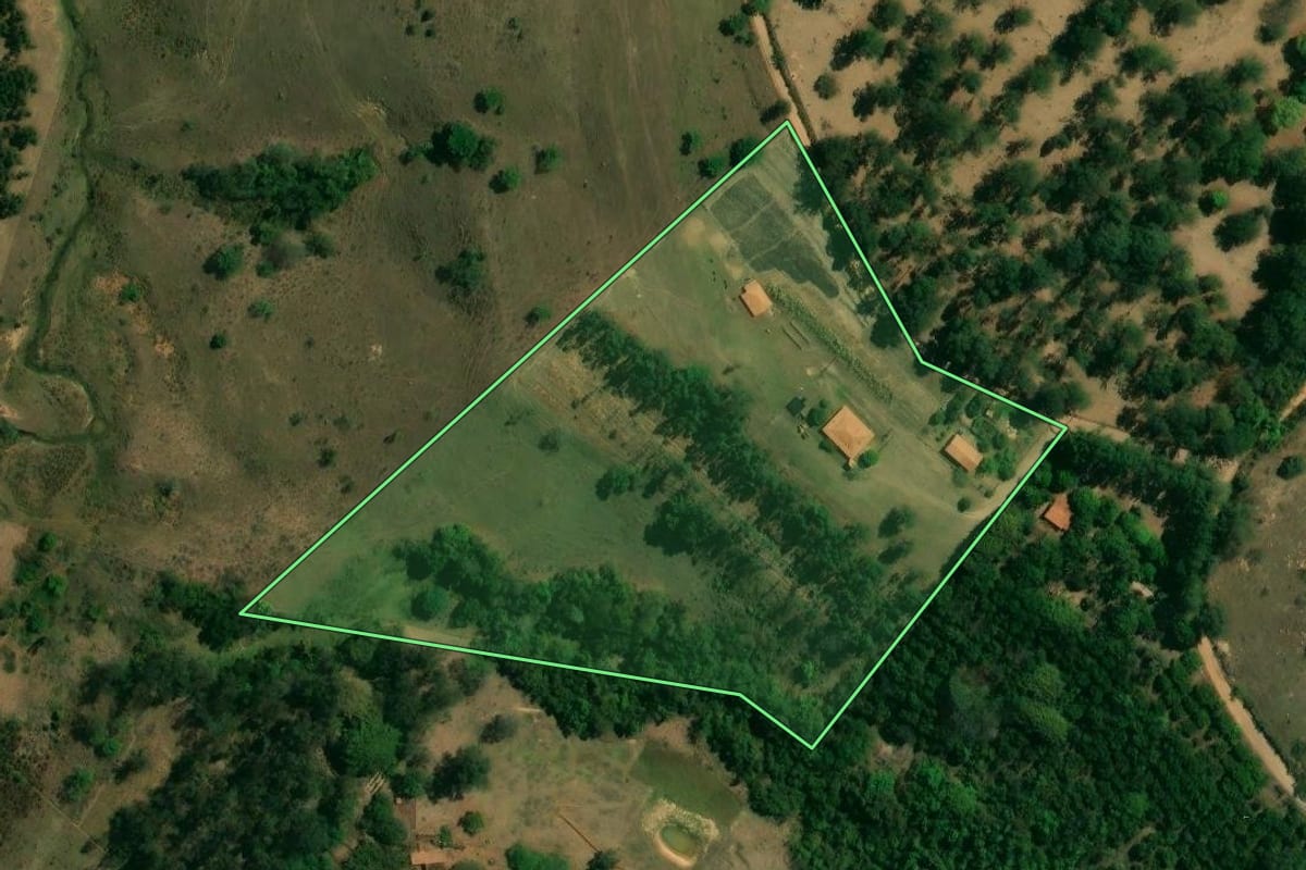 Imagem de satélite do imóvel rural em Rio Claro (SP), com o contorno declarado no CAR desenhado por cima.