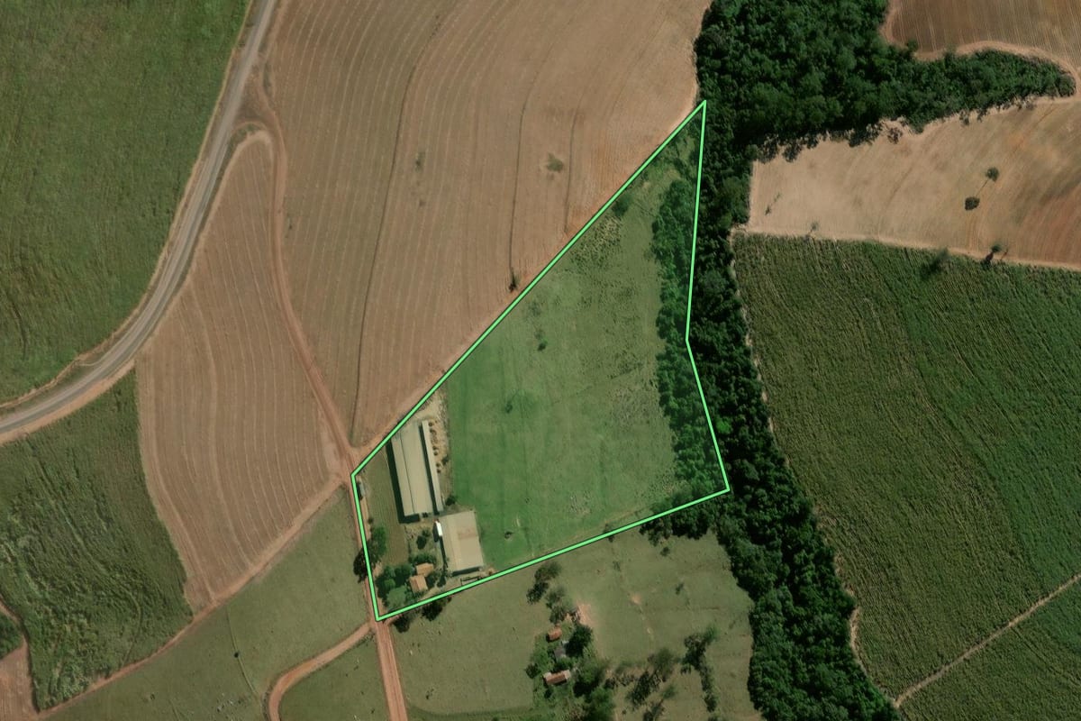 Imagem de satélite do imóvel rural em Rio Claro (SP), com o contorno declarado no CAR desenhado por cima.