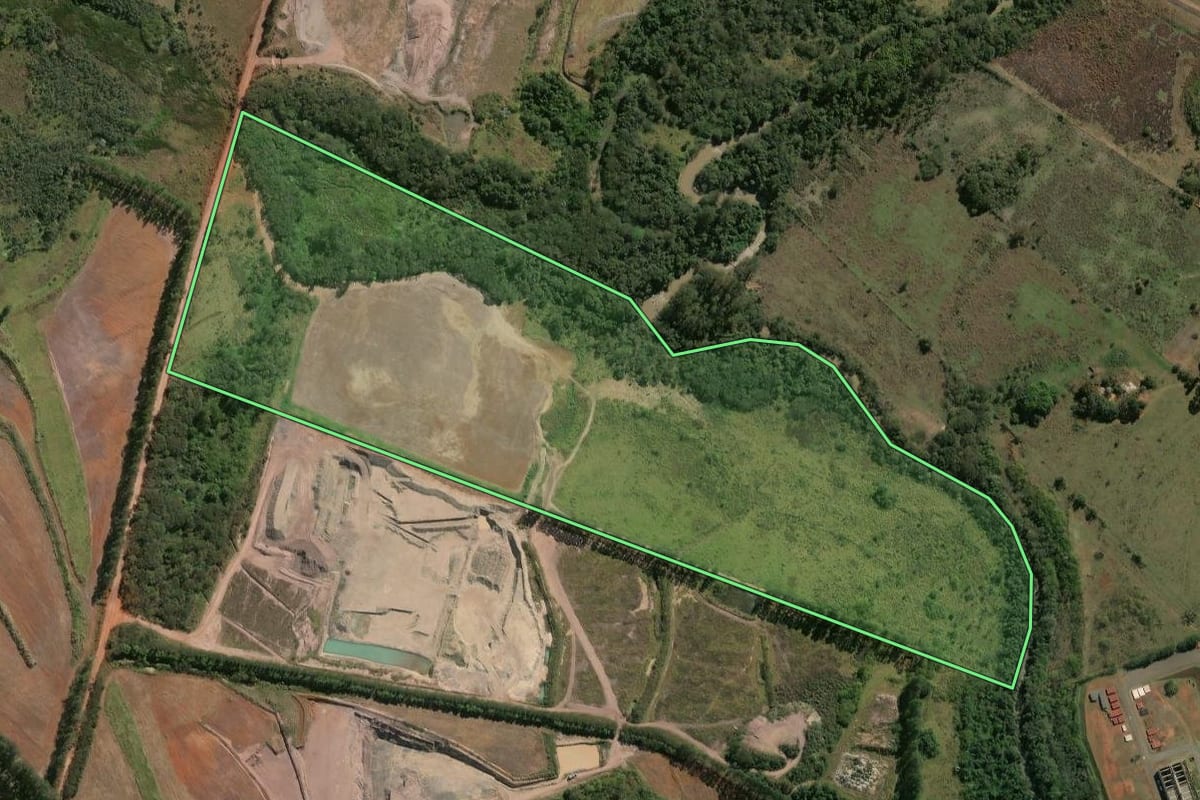 Imagem de satélite do imóvel rural em Rio Claro (SP), com o contorno declarado no CAR desenhado por cima.