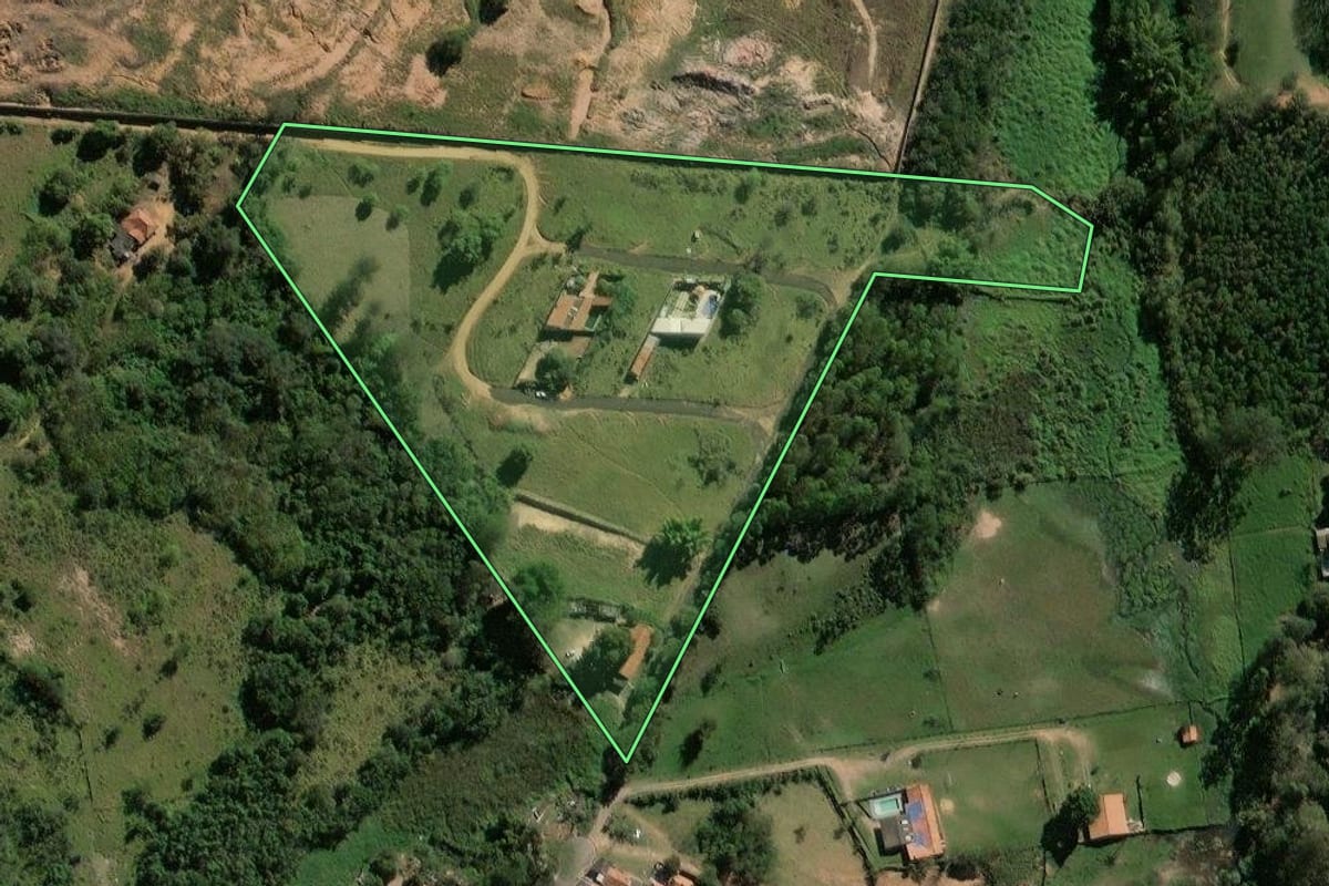Imagem de satélite do imóvel rural em Rio Claro (SP), com o contorno declarado no CAR desenhado por cima.