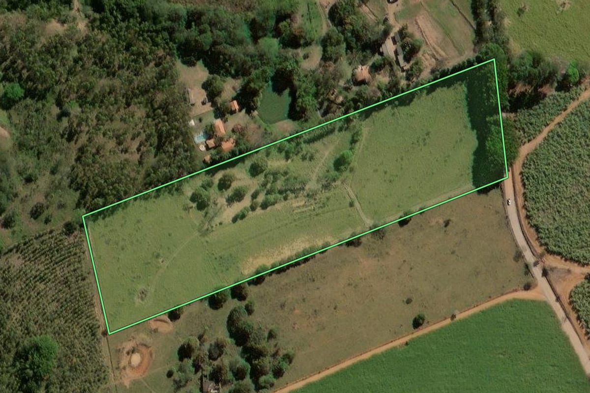 Imagem de satélite do imóvel rural em Rio Claro (SP), com o contorno declarado no CAR desenhado por cima.