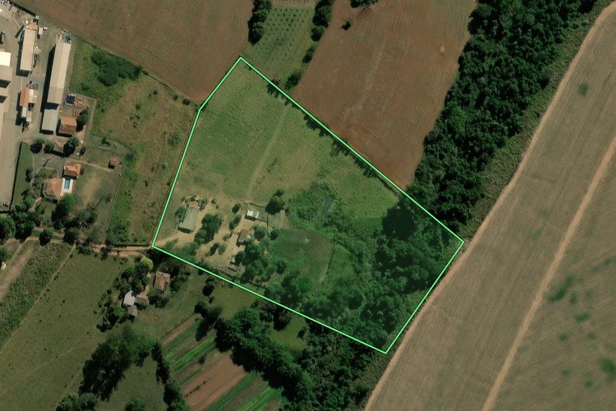 Imagem de satélite do imóvel rural em Rio Claro (SP), com o contorno declarado no CAR desenhado por cima.