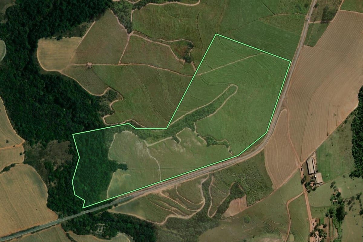 Imagem de satélite do imóvel rural em Rio Claro (SP), com o contorno declarado no CAR desenhado por cima.