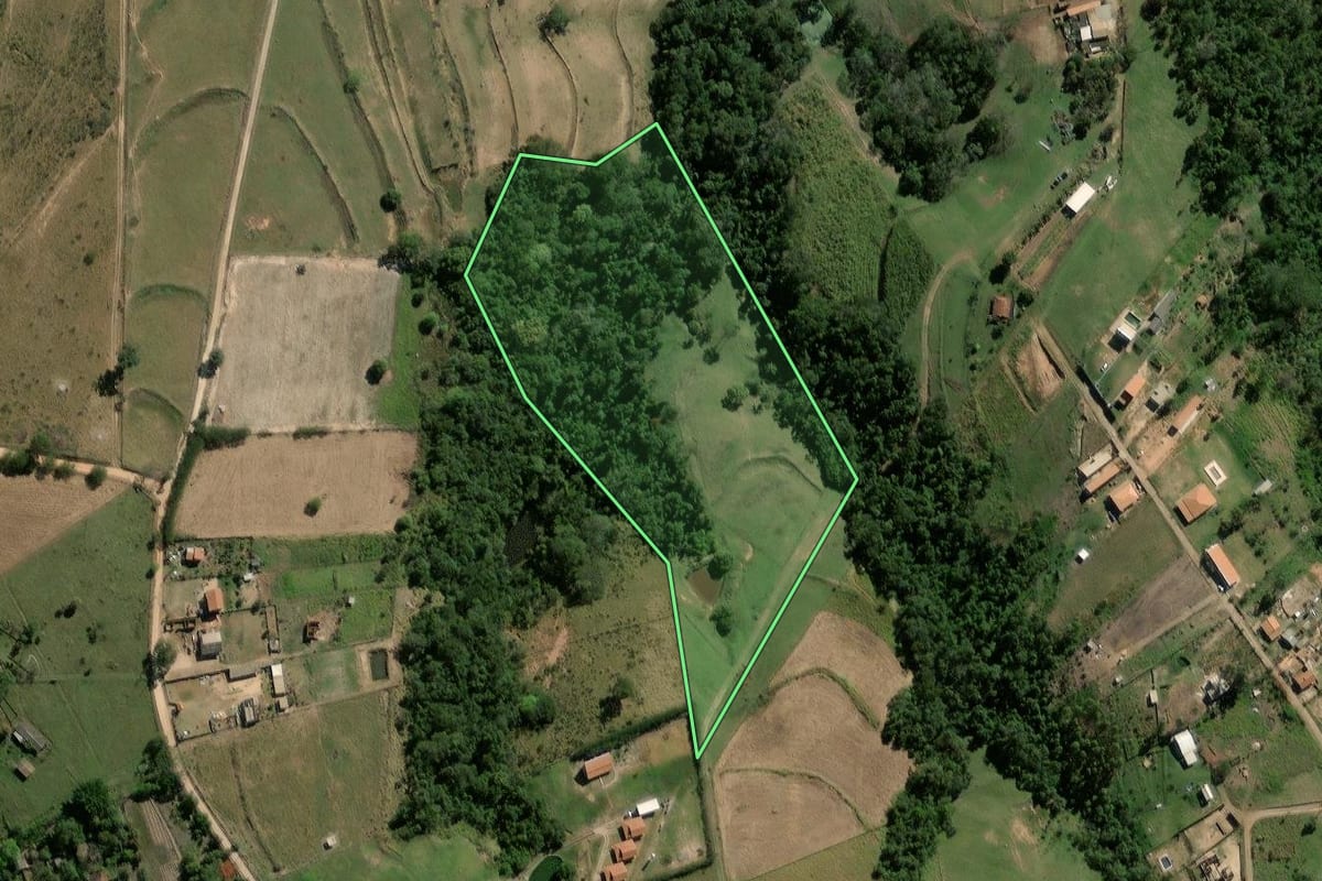 Imagem de satélite do imóvel rural em Rio Claro (SP), com o contorno declarado no CAR desenhado por cima.